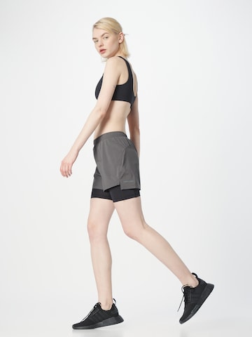 Newline Regular Sportshorts 'Detroit' in Grau