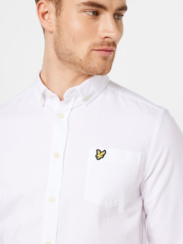 Lyle & Scott Regular fit Πουκάμισο για το γραφείο σε λευκό