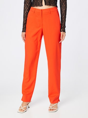 Regular Pantalon chino 'AMALIE' PIECES en rouge : devant