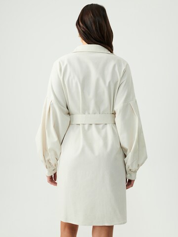 St MRLO Sukienka koszulowa w kolorze biały: tył