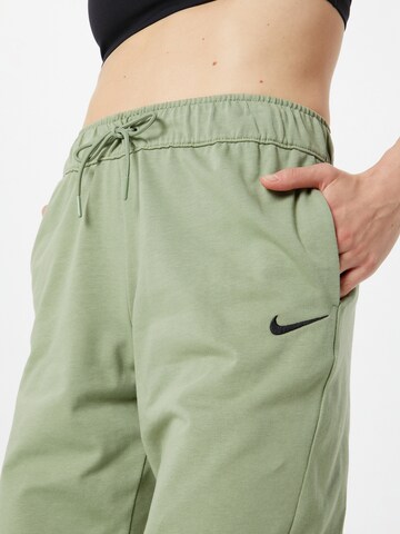 zaļš Nike Sportswear Pakapēniski sašaurināts piegriezums Bikses