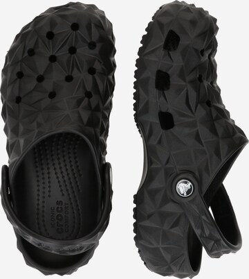 Crocs - Sapatos abertos 'Classic Geometric' em preto