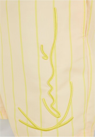 Pantaloncini da bagno di Karl Kani in giallo