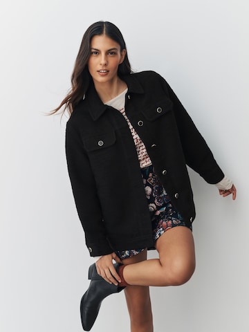 Next Jacke in Schwarz: Vorderseite