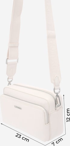 Calvin Klein حقيبة تقليدية بلون بيج