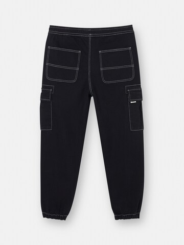 Pull&Bear Tapered Jeans in Schwarz
