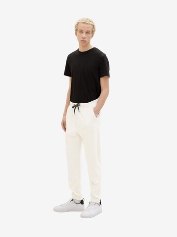 TOM TAILOR DENIM - Tapered Pantalón en blanco