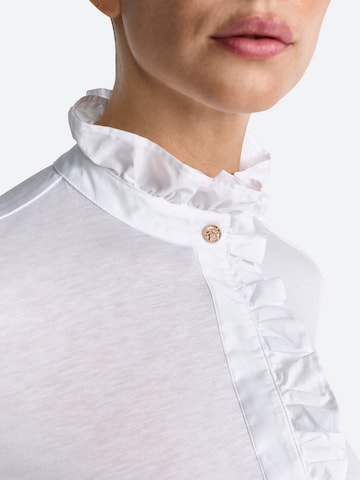 Tricou de la Rich & Royal pe alb