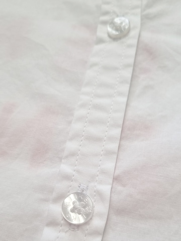 Camicia da donna 'Bluse mit Knopfleiste und Schriftzug im RT' di LIKS. Munich in bianco