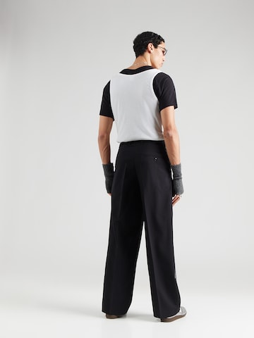 WEEKDAY Свободный крой Брюки со складками в Черный