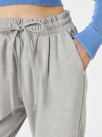 QS Normální Kalhoty se sklady v pase – šedá