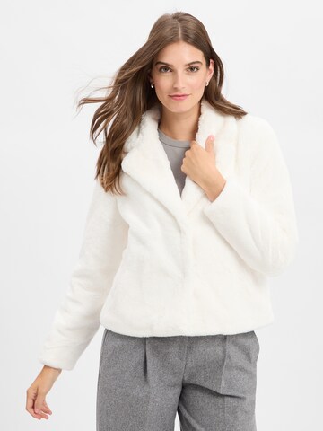 Marie Lund Between-season jacket in White: front