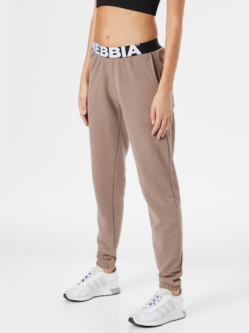 NEBBIA Tapered Sports trousers in Brown: front