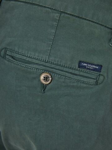 Regular Pantalon chino Funky Buddha en vert
