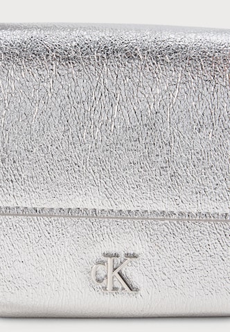 Calvin Klein Taška cez rameno - Strieborná: predná strana