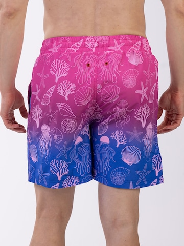 Frozen Cape Badehose 'FALCAO', Model ist 188 cm groß, trägt Größe L in Pink