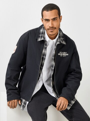 FC BAYERN MÜNCHEN Between-Season Jacket in Black