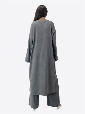 Elara Langesset ' Langesset ' in Grau