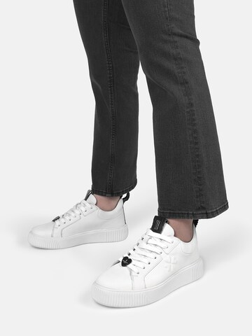 Baskets basses ' PEACHES ' Crickit en blanc : devant