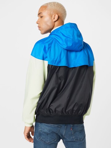 Nike Sportswear - Chaqueta de entretiempo en negro