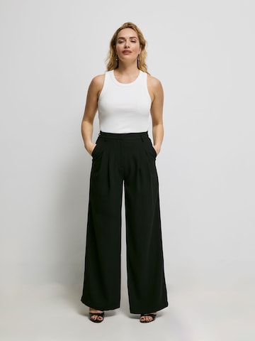 Loosefit Pantalon à pince 'Mathilda' ABOUT YOU x Iconic by Tatiana Kucharova en noir