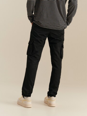 Tapered Pantaloni 'Iven' di About You x Nils Kuesel in nero