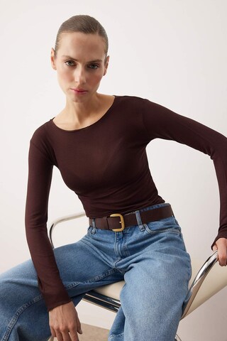 Trendyol - Camiseta en marrón: frente