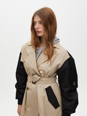 Cappotto di mezza stagione di Lola Casademunt in beige