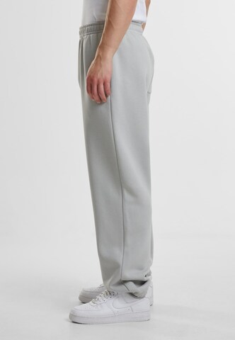 Tapered Pantaloni di Urban Classics in grigio