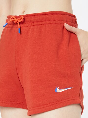 Nike Sportswear Regular Shorts in Rot