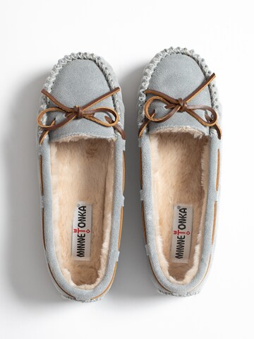Minnetonka Pantofle 'Cally' – šedá
