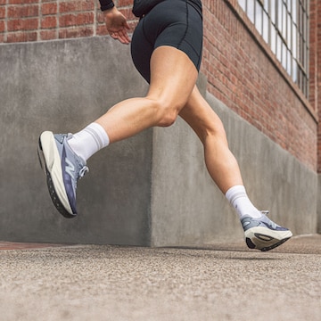 Chaussure de course 'FuelCell Rebel v5' new balance en gris