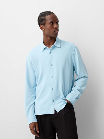 Coupe regular Chemise Bershka en bleu : devant