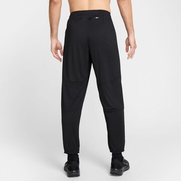 NIKE Tapered Sporthose in Schwarz
