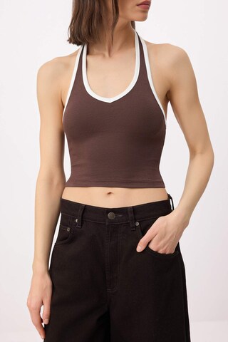 Top di Trendyol in marrone