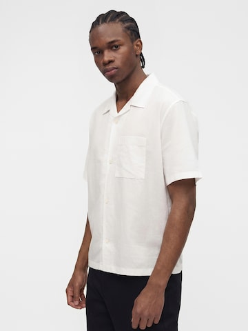 GAP Comfort Fit Риза в бяло