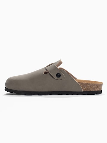 Mule 'Mook' Bayton en gris