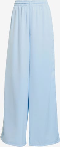 ADIDAS ORIGINALSWide Leg/ Široke nogavice Hlače 'Satin Wide Leg Pants Ruffle' - plava boja: prednji dio