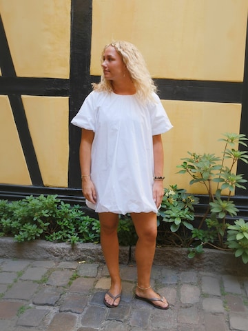 Abito ' Hezel ' di TEESHOPPEN in bianco