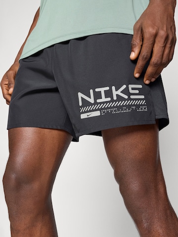 NIKE Szabványos Sportnadrágok 'WNTRZ CHLNGR' - fekete