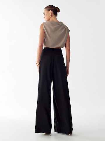 Willa Широка кройка Панталон 'CHARLA' в черно: отзад