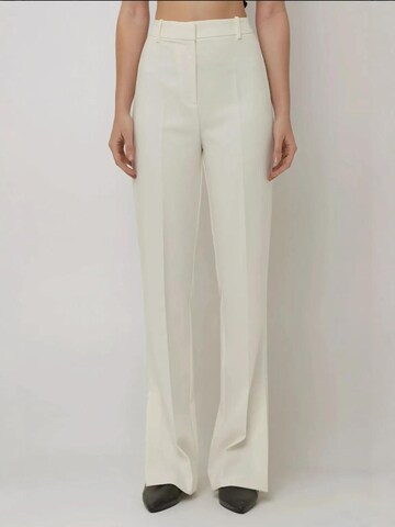 Bootcut Pantaloni con piega frontale di Hiccup in bianco: frontale