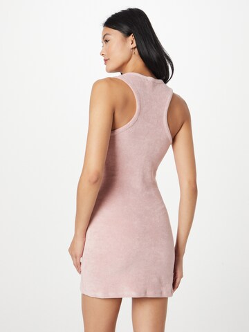 Rochie de la Nasty Gal pe roz