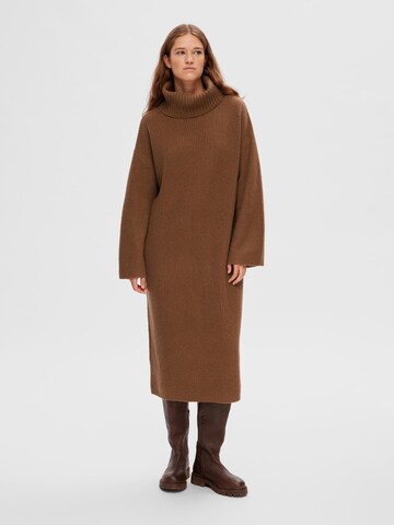 SELECTED Knitted dress in Brown: front