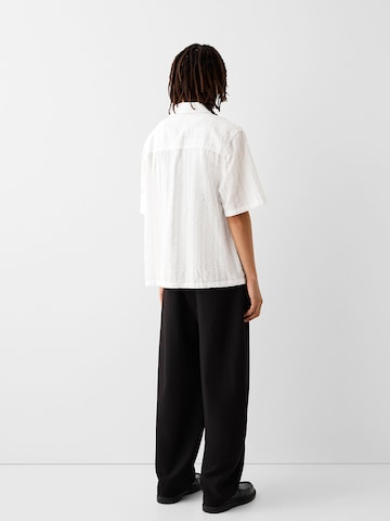 Bershka Regular Fit Hemd in Weiß