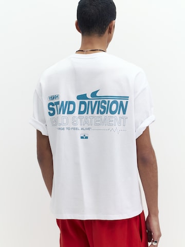 Pull&Bear Majica 'STWD' | bela barva: sprednja stran