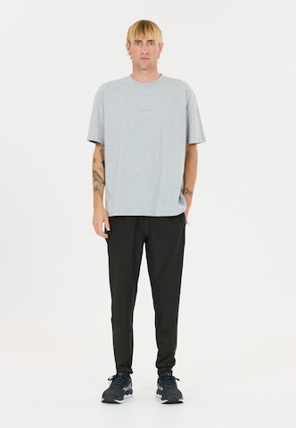 Virtus Tapered Sweathose 'Blag V3' in Schwarz