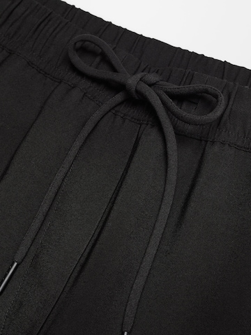 Loosefit Pantaloni 'FLUIDO' de la MANGO pe negru