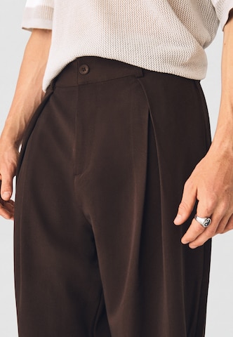 Bershka Baggy Élére vasalt nadrágok - barna