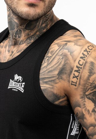 LONSDALE Paita 'Clousta' värissä musta